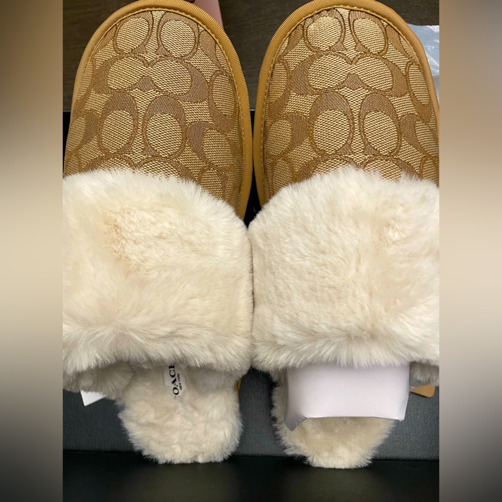 Coach Slippers 🥿💖